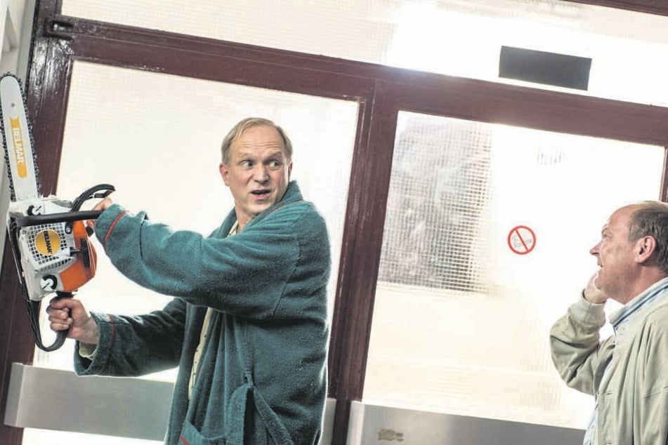 Wenn man sowieso stirbt, ist irgendwann alles egal: Murot greift auch mal in Schlafanzug und Bademantel zur Kettensäge.