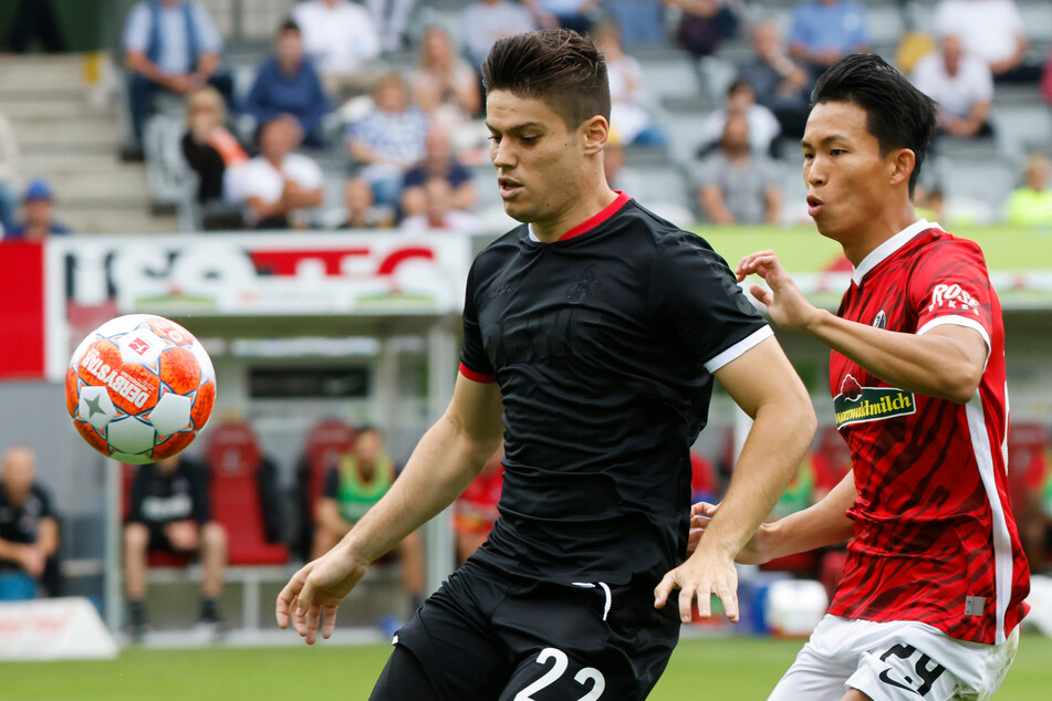 Der Kölner Jorge Méré Pérez (24) versucht den Ball im Duell mit Freiburgs Woo-Yeong Jeong (21) zu behaupten.