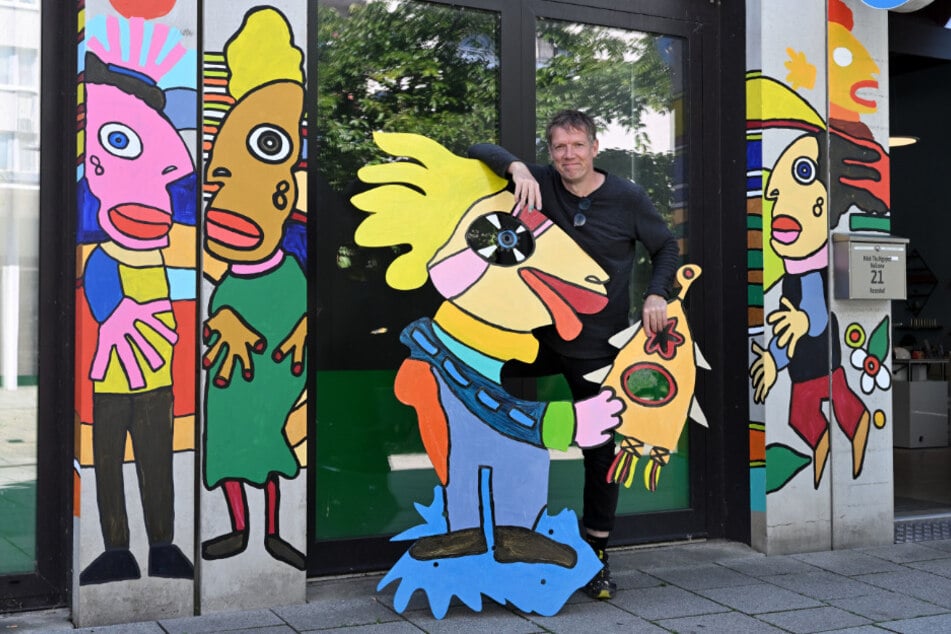 Künstler Michael Fischer-Art will bis Ende Juli das komplette Gebäude fertig bemalen.