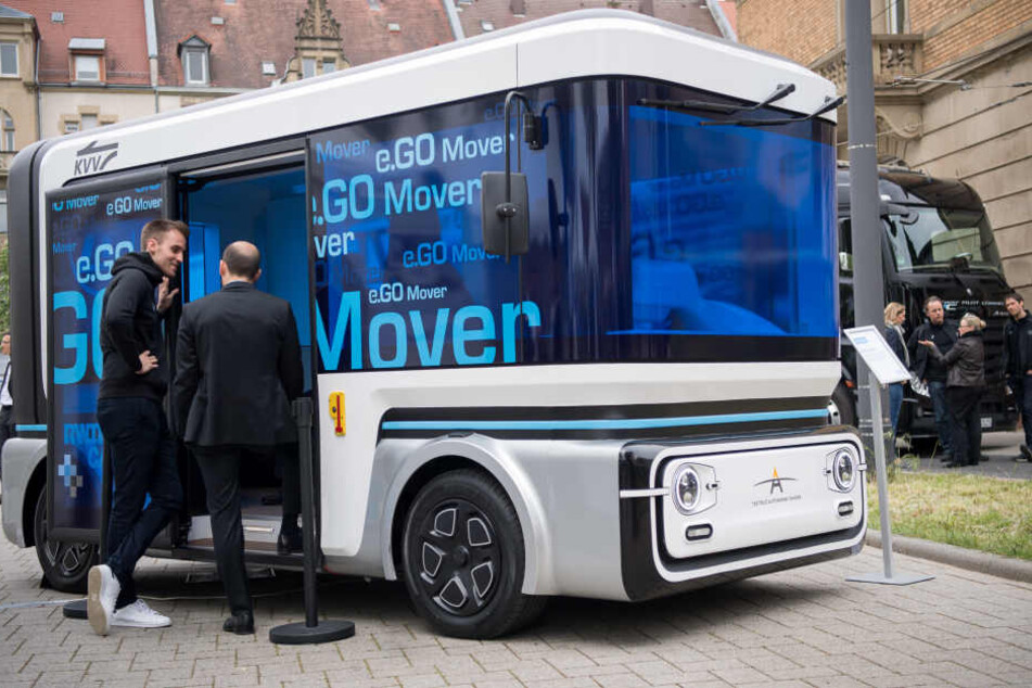Besucher schauen sich während der Eröffnung des Testfelds Autonomes Fahren den autonomen Kleinbus e.Go Mover an.
