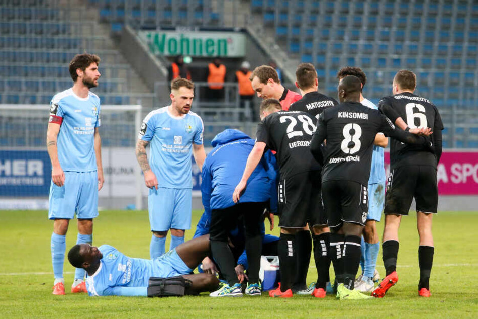 Taris Bonga (am Boden) wurde von Weltmeister Kevin Großkreutz (r.) böse umgetreten.