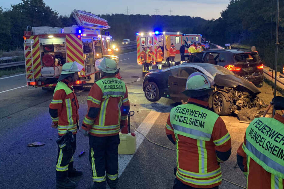 Die Feuerwehr ist an der Unfallstelle vor Ort.