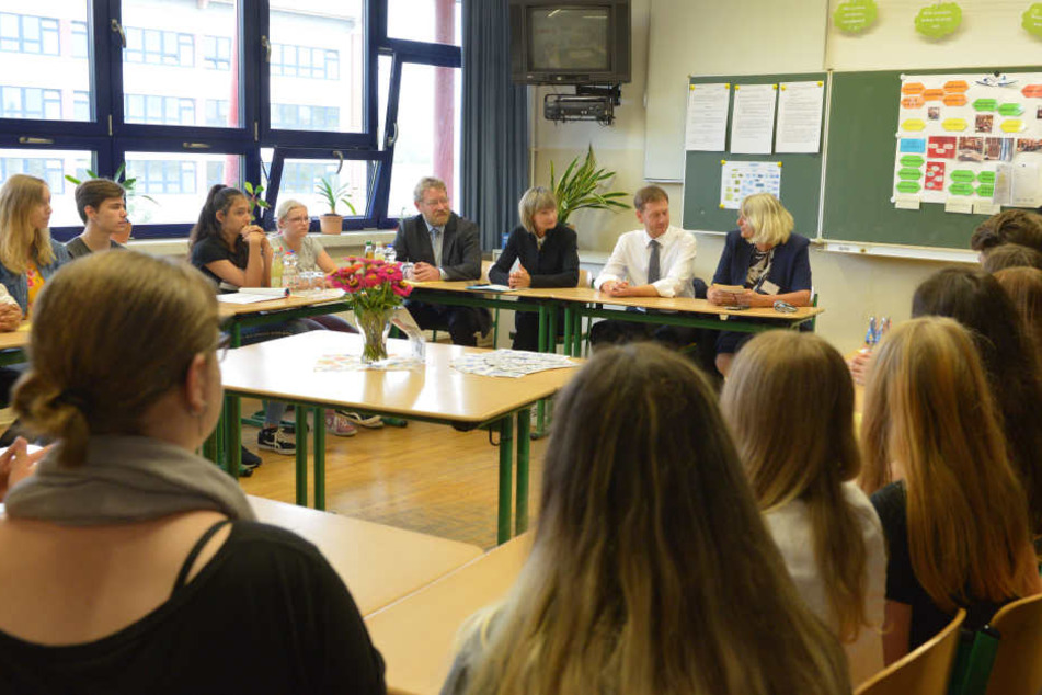 Die Flughafen-Schüler konnten dem Ministerpräsident Fragen stellen.