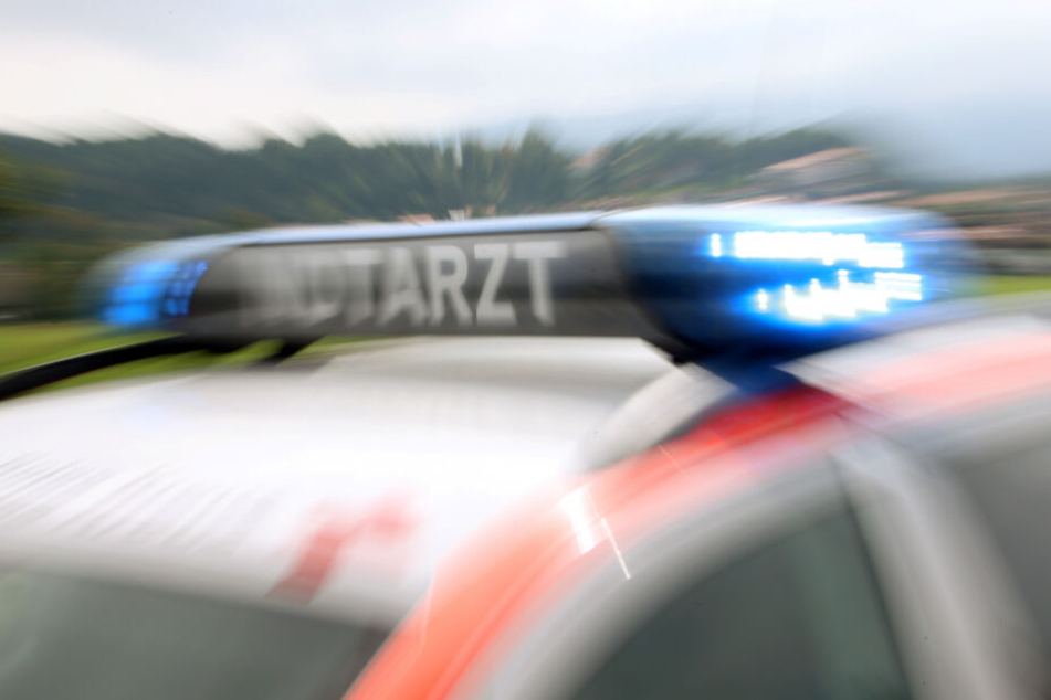 Rettungskräfte brachten den Jugendlichen in ein Krankenhaus. (Symbolbild)