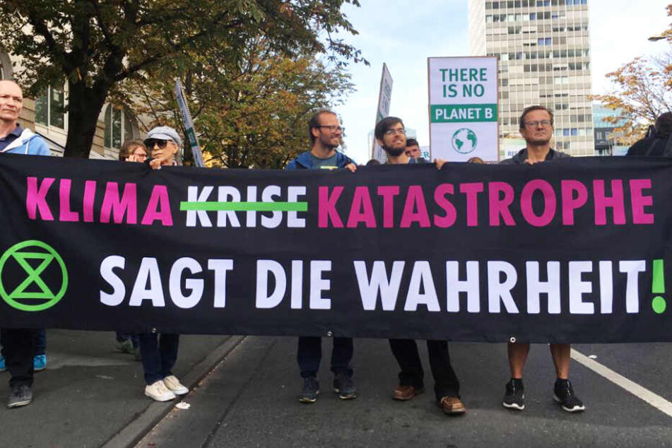 "Sagt die Wahrheit", stand auf einem der Transparente der Protestierenden.
