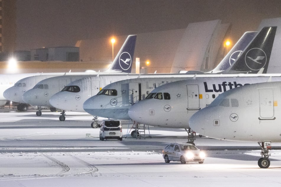 Am Frankfurter Flughafen müssen am Sonntag zahlreiche Maschinen aufgrund der Witterungsverhältnisse am Boden bleiben.