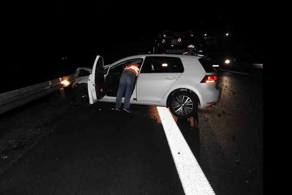 Der Fahrer des VW Golfs verlor die Kontrolle über seinen Wagen, wurde über die Fahrbahn geschleudert und krachte in die Leitplanken. Er kam mit dem Schrecken davon.