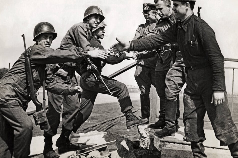 Legendär: Kurz vor Ende des 2. Weltkriegs reichten sich Amis und Sowjets in Torgau die Hand.