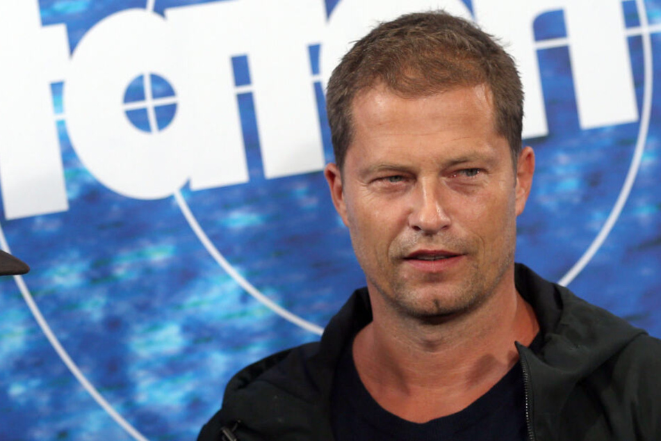 Der Schauspieler Til Schweiger steht vor einer Stellwand mit dem "Tatort"-Logo.