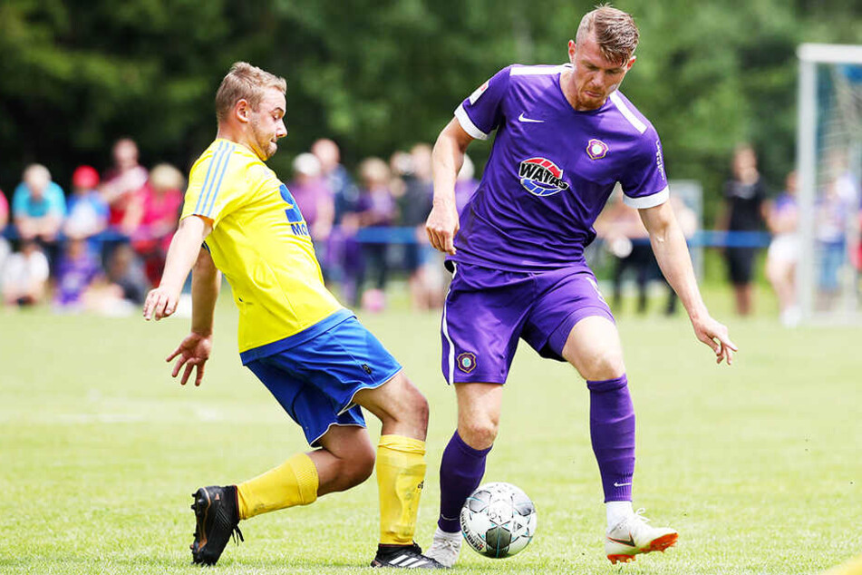 Aues Abwehrspieler Steve Breitkreuz behauptet den Ball.