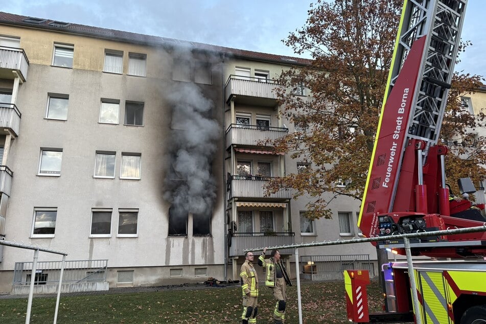 Bereits bei der Anfahrt der Feuerwehr schlugen die Flammen aus dem Haus.