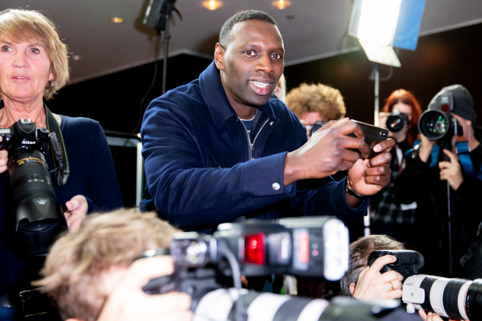 Omar Sy (43) wie man ihn kennt: Der französische Schauspieler wechselte beim Berlinale-Photocall am 28. Februar 2020 einfach mal schnell die Seiten und knipste die Fotografen.