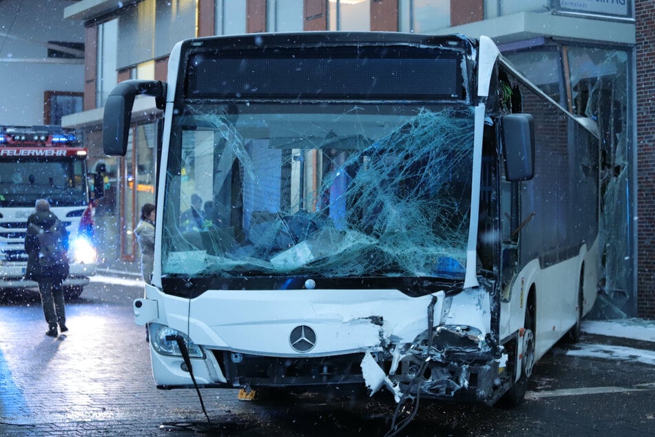 Sechs Verletzte bei Kollision zwischen Straßenbahn und Linienbus in Eberstadt