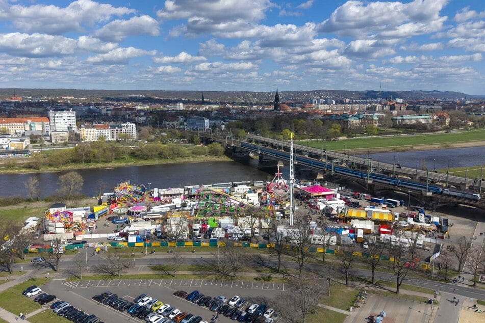 Seit dem Osterwochenende lockt wieder das beliebte Frühlingsfest an die Elbe.