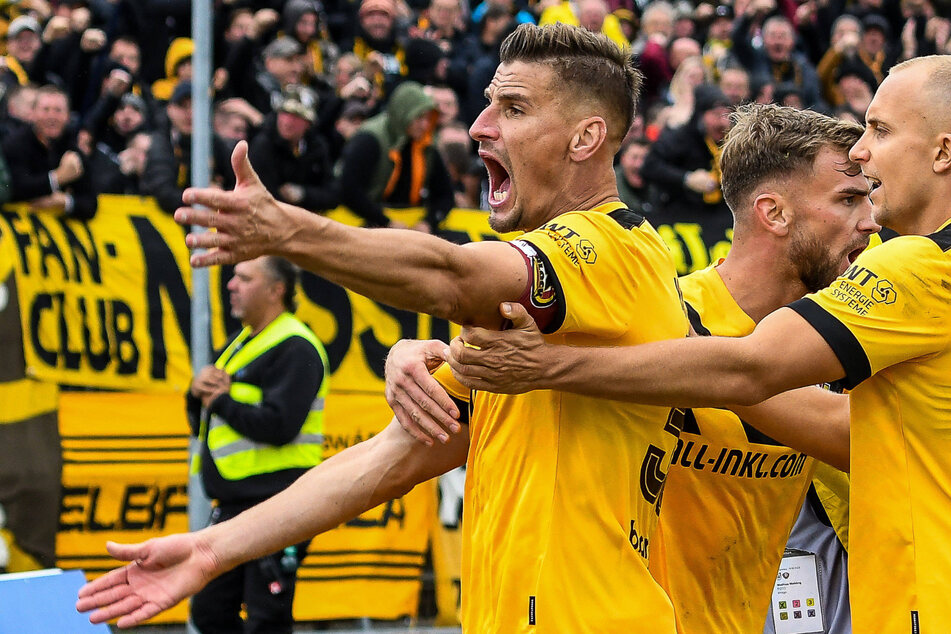 Stefan Kutschke (34, l.) feierte seinen Kopfballtreffer in Ulm mit Fans und Kollegen - es war gleichzeitig Dynamos erstes Tor der Saison nach Ecke oder Freistoß.