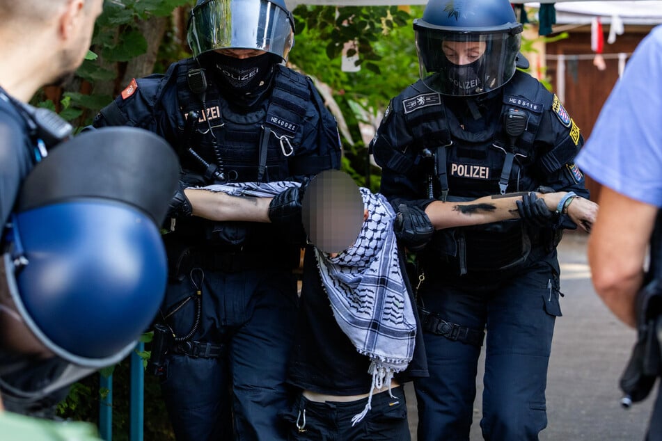 Polizisten bringen einen der Aktivisten aus dem Haus ins Freie. Die Polizei sprach von einem friedlichen Verlauf der Räumung "ohne besondere Vorkommnisse".