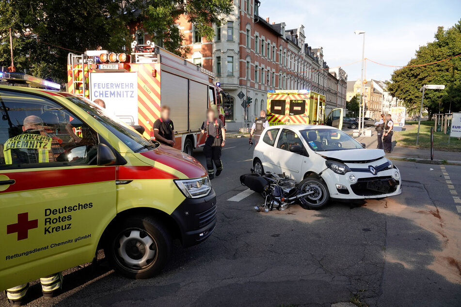 Am Sonntagabend kam es auf der Augustusburger Straße in Chemnitz zu einem Unfall: Ein Renault kollidierte mit einem Motorrad.
