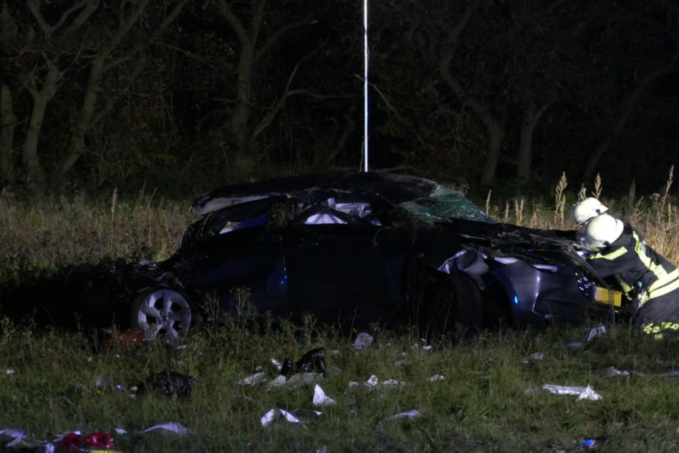 Der schwarze Kleinwagen kam nach dem Crash auf einer Wiese zum Stillstand.