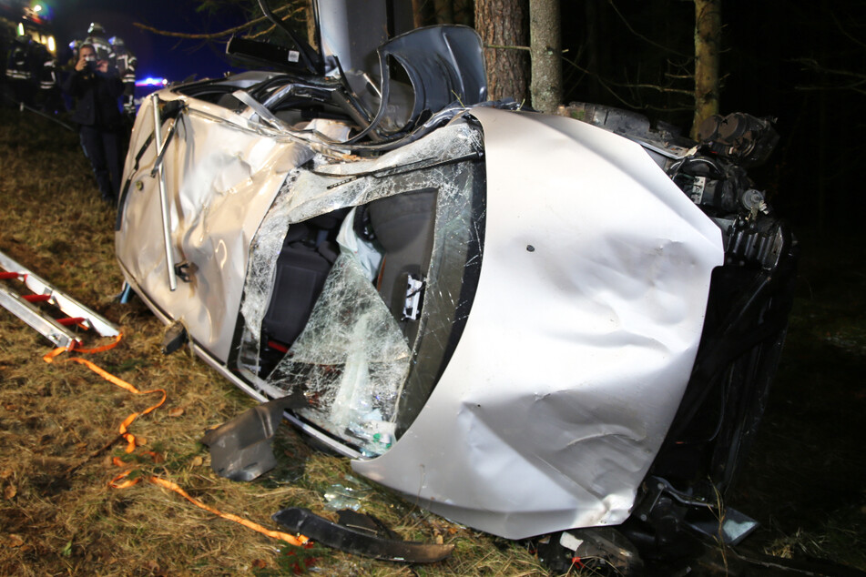 Der Peugeot-Fahrer musste nach dem folgenschweren Unfall von der Feuerwehr aus dem Wrack seines Wagens befreit werden.
