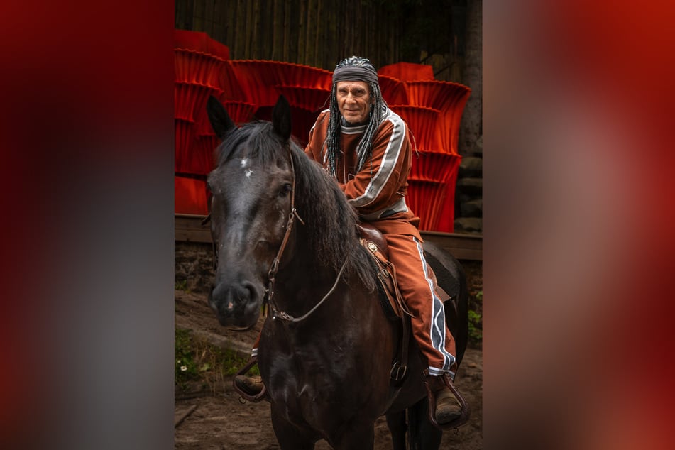 Selbst mit 84 Lenzen schwingt sich Gojko Mitic auf der Felsenbühne Rathen noch aufs Pferd.