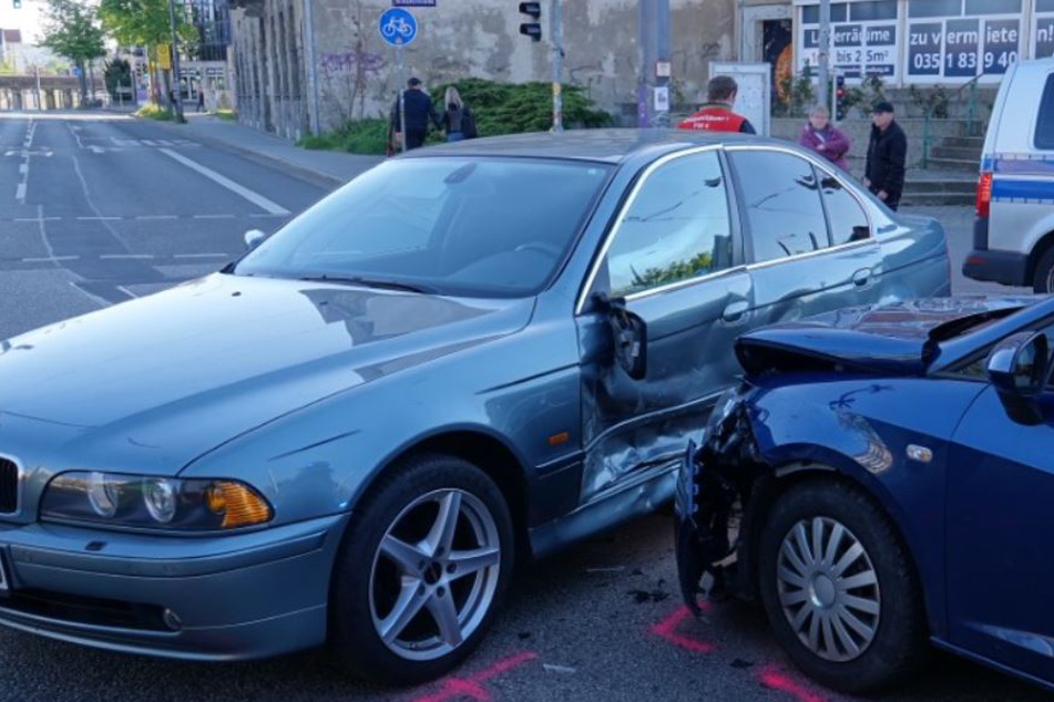 Kind bei Unfall in Dresden verletzt: Seat kracht BMW in die Seite
