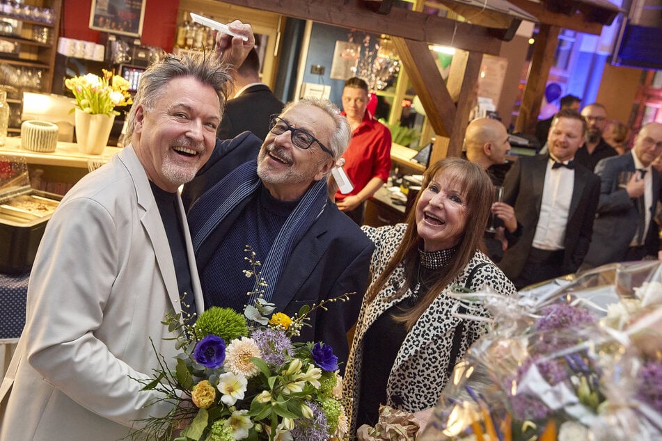 Wolfgang und Christine Stumph gratulieren Holger Knievel (l.) zum 60. Geburtstag.