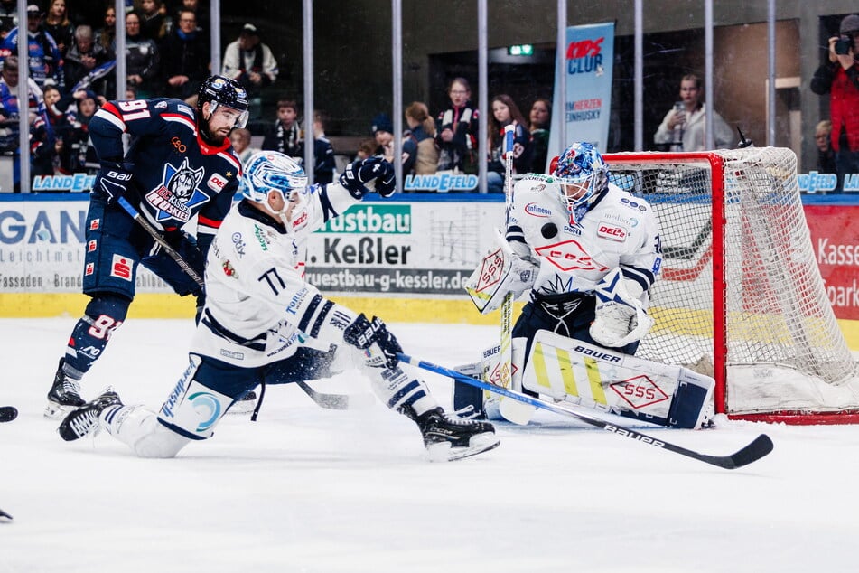 Den Schuss von Kassels Dominic Turgeon (l.) konnte Danny aus den Birken parieren. Beim 1:3 hatte der Eislöwen-Goalie keine Chance.