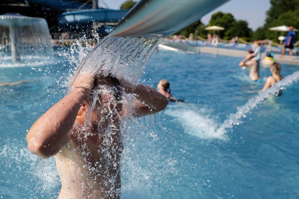 Mit den Brillen können unbemerkt Aufnahmen von Freibad-Gästen gemacht werden. (Symbolbild)