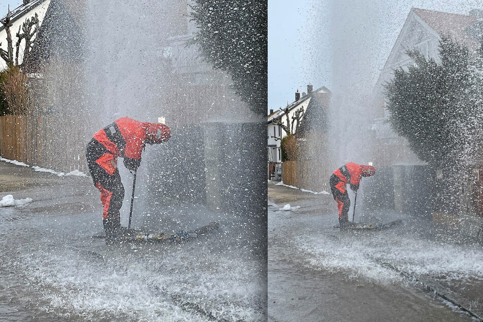 Ein Feuerwehrmann stoppt die Wasserzufuhr am Hydranten.