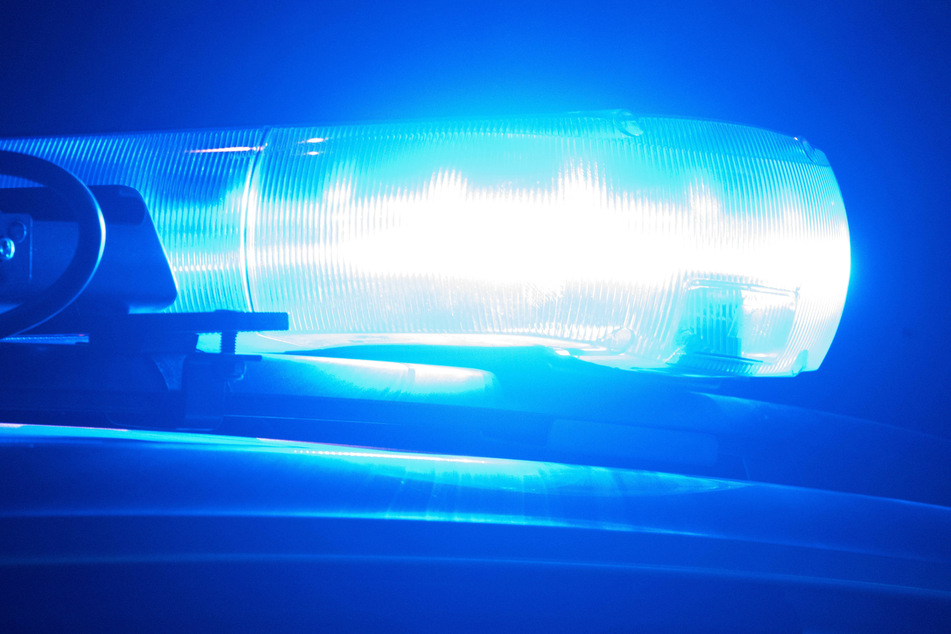 In Solingen sind zwei Polizisten bei einer Kontrolle eines Autos angefahren worden. Ein Beamter wurde leicht verletzt. Am Steuer saß offenbar ein 16-Jähriger (Symbolbild).