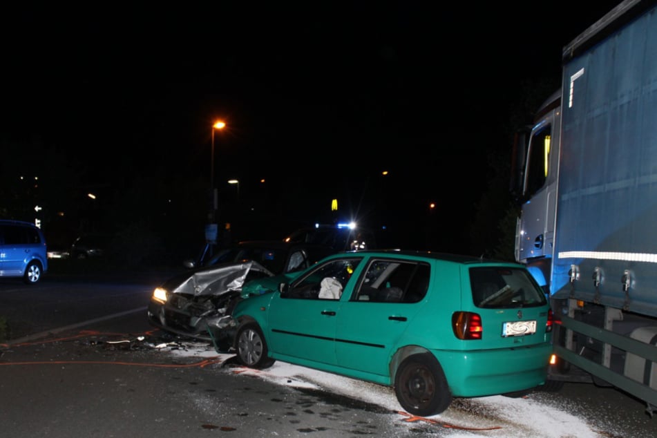 Der 19-Jährige und sein 16-jähriger Beifahrer wurden bei dem Unfall schwer verletzt.