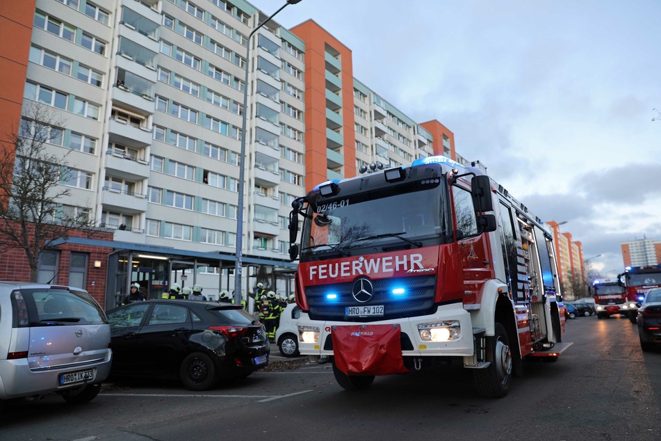 Ein Feuerwehrauto steht am Einsatzort.