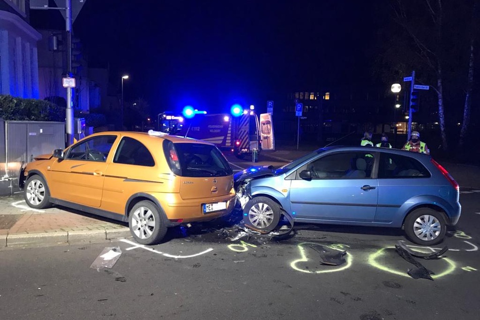 Die Autos krachten bei dem Unfall frontal zusammen.