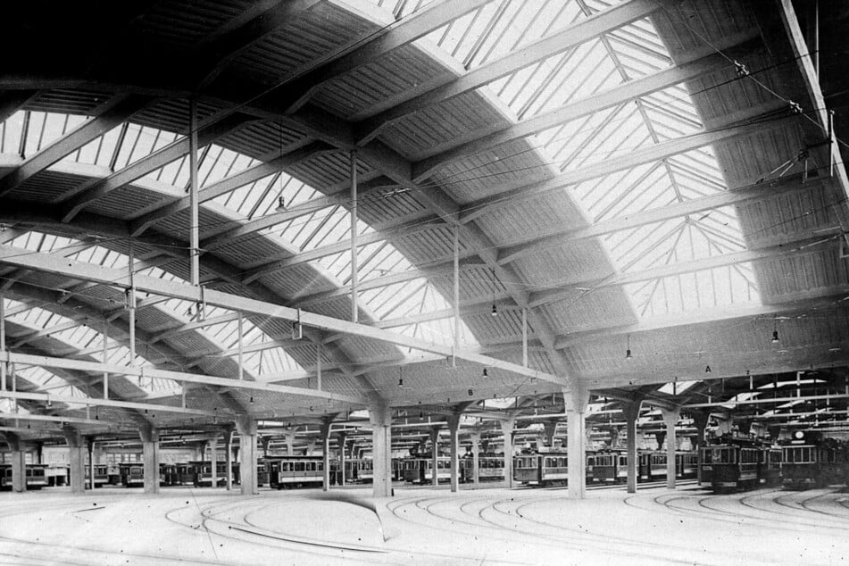 Als der Betriebshof 1926 eröffnete, war er laut DVB der modernste Straßenbahnhof seiner Zeit.