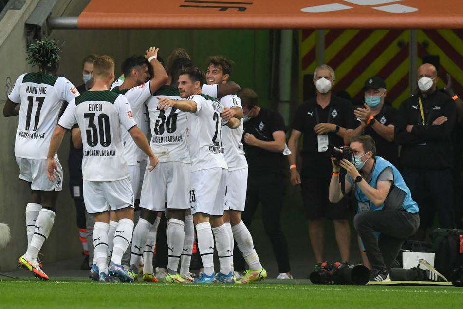 Die Erlösung! In der jubelnden Menge verschwindet Denis Zakaria, der Gladbach mit 1:0 in Führung gebracht hatte.