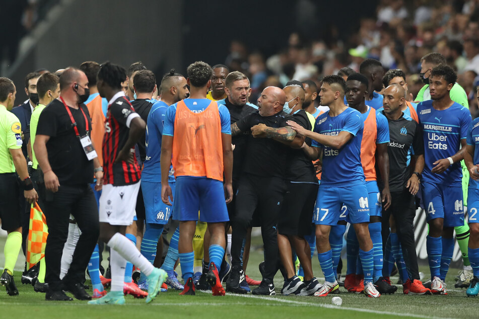 Ausschreitung, Rudelbildung, Chaos. Das Spiel zwischen OGC Nizza und Olympique Marseille musste abgebrochen werden.