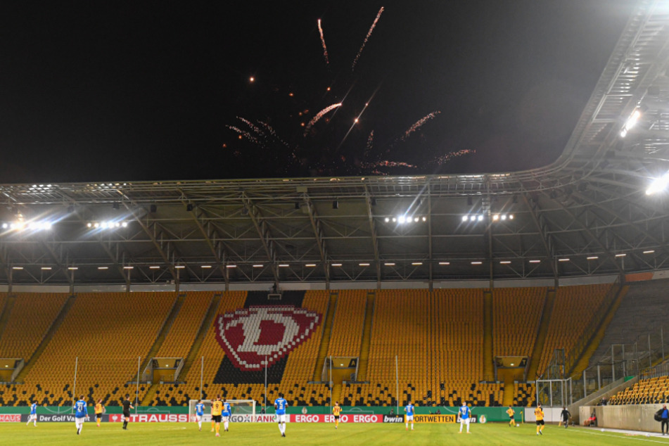 Ein Feuerwerk über dem Rudolf-Harbig-Stadion: Das zündeten Fans mit Beginn der zweiten Hälfte gegen Darmstadt von außerhalb.