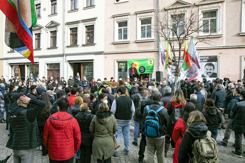 Mehrere Menschen versammelten sich am Mittwoch und gedachten Halil Şen.