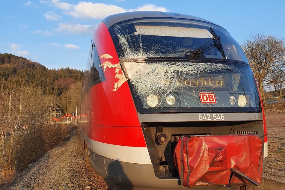 Die Lok wurde durch den Bagger beschädigt.