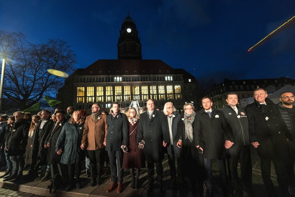 Vor dem Neuen Rathaus reihten sich diverse Landes- und Kommunalpolitiker in die Menschenkette ein, darunter Dresdens OB Dirk Hilbert (7.v.r., 52, FDP) sowie Ministerpräsident Michael Kretschmer (4.v.r., 48, CDU).