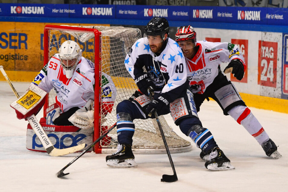 Nick Huard (M.) netzte wie im Heimspiel gegen die Nauheimer ein.