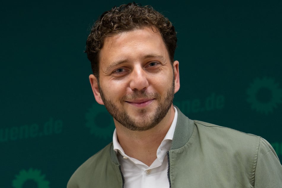 Am Sonntag nimmt Grünen-Co-Chef Felix Banaszak (35) auf der Terrasse des Marie-Elisabeth-Lüders-Hauses Platz.