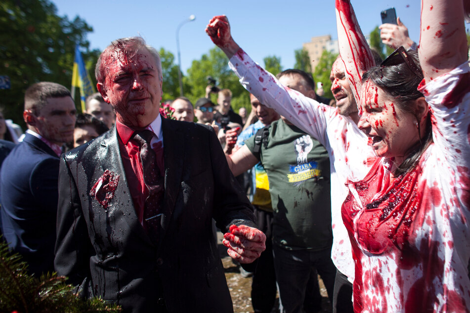 Demonstranten hatten am Montag Russlands Botschafter Sergej Andrejew in Warschau mit roter Farbe begossen und ihn daran gehindert, am "Tag des Sieges" Blumen auf einem Friedhof für sowjetischen Soldaten niederzulegen.