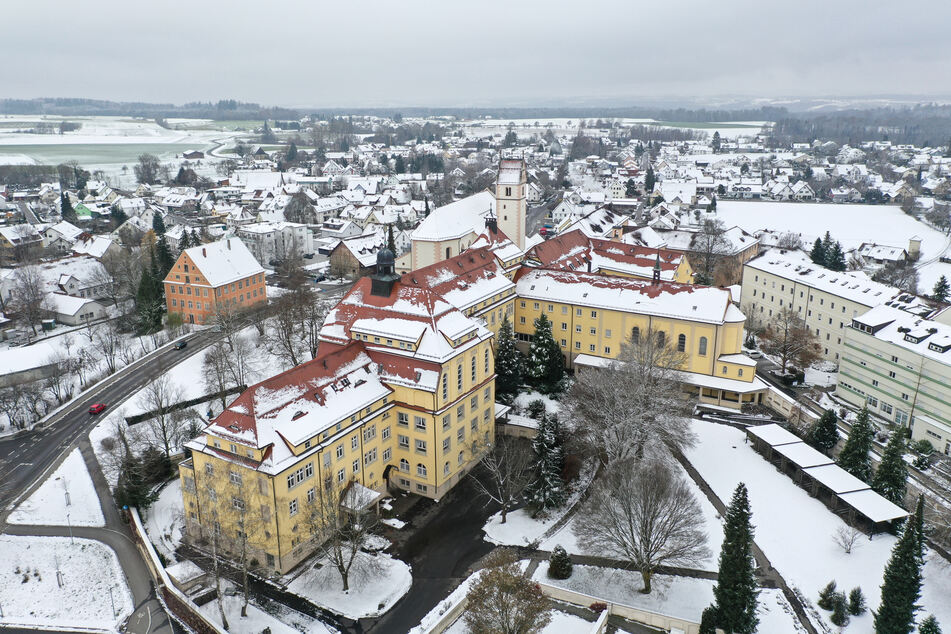 Schnee bedeckt das Kloster Reute bei Bad Waldsee.