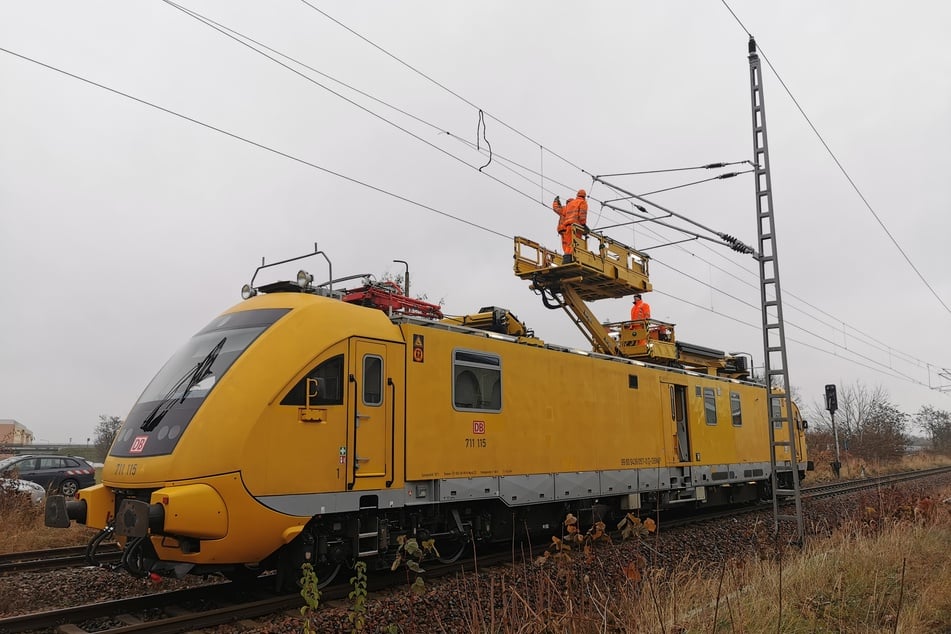 Monteure kümmern sich um die beschädigte Oberleitung in Großenhain.