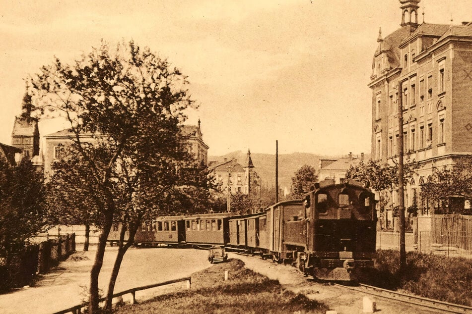 Dieses Foto zeigt die Lößnitzgrundbahn im Jahr 1910.