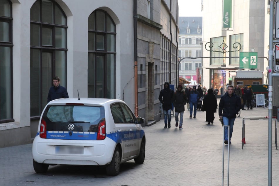 Vermummte greifen Lokal in Innenstadt an und prügeln Mitarbeiter bewusstlos