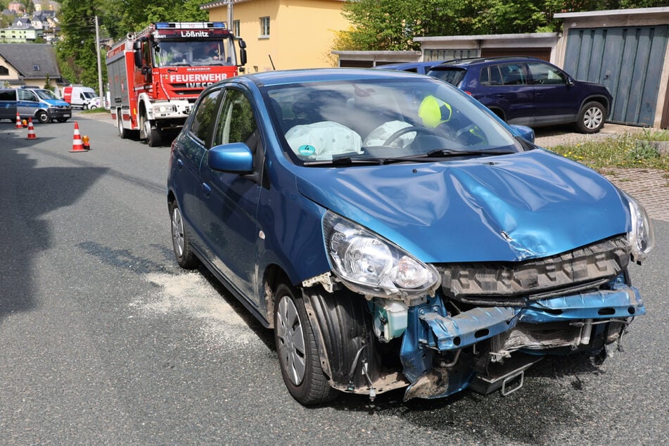 Auto knallt im Erzgebirge gegen Bushaltestellen-Schild