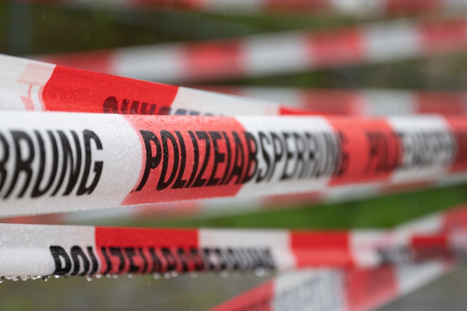 Die Polizei war am Mittwochvormittag noch immer im Einsatz und sicherte Spuren am Tatort an der Breiten Straße. (Symbolfoto)
