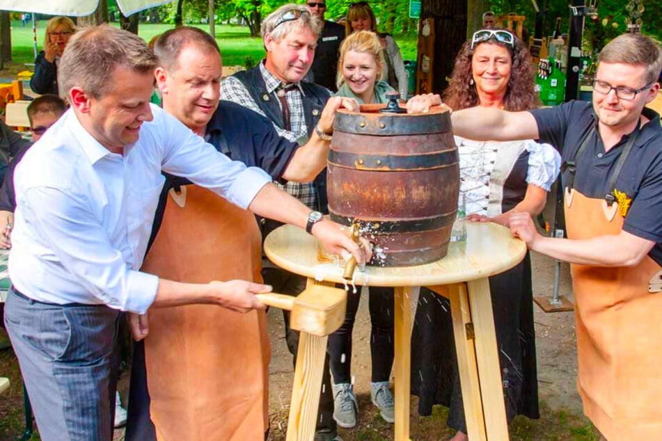 Vor dem Völkerschlachtdenkmal werden über 500 Biersorten präsentiert.